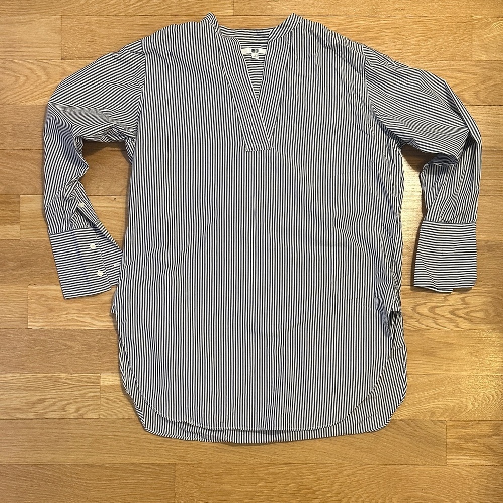 Uniqlo Women's Navy and White Striped Long V-Neck Shirt - Size Small - Picture 2 of 5